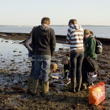 Volunteers at Shoresearch survey - Toby Roxburgh/2020VISION