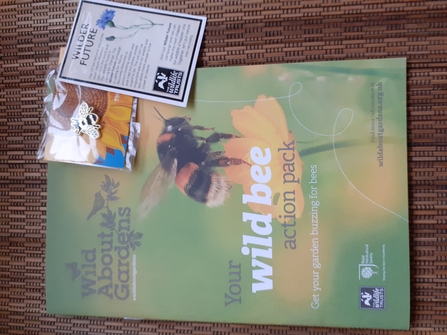 Wild bee pack